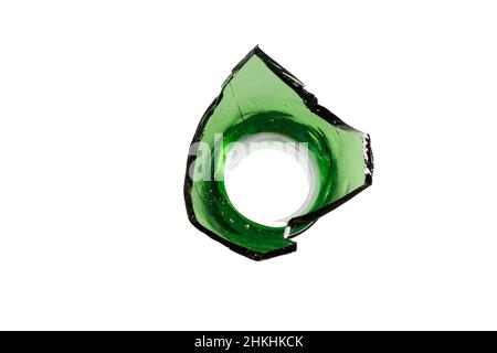un éclat de verre vert.Col de bouteille cassé isolé sur fond blanc.Photo de haute qualité Banque D'Images