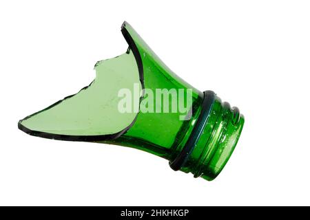 un éclat de verre vert.Col de bouteille cassé isolé sur fond blanc.Photo de haute qualité Banque D'Images