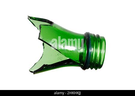 un éclat de verre vert.Col de bouteille cassé isolé sur fond blanc.Photo de haute qualité Banque D'Images