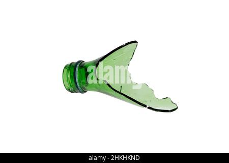 un éclat de verre vert.Col de bouteille cassé isolé sur fond blanc.Photo de haute qualité Banque D'Images