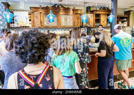 Londres Angleterre, Royaume-Uni Saint James's, Trafalgar Square Caffe Nero café intérieur, comptoir Barista homme femmes file d'attente de clients Banque D'Images