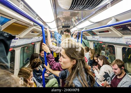 Londres Angleterre,Royaume-Uni South Kensington Station de métro métro métro, train de transport public bondé femmes hommes debout cavaliers passagers navetteurs Banque D'Images