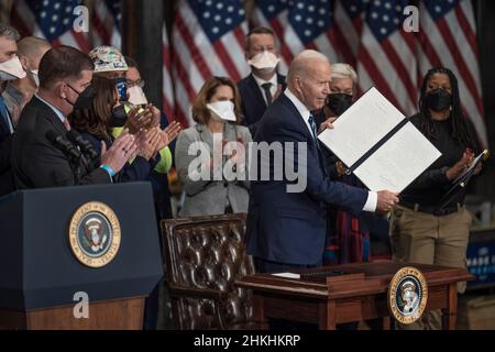 LE président DES ÉTATS-UNIS, Joe Biden, remet le document signé à la suite de remarques lors d'une ordonnance de la direction qui signe les accords de travail du projet, à la section locale 5 d'IronWorkers, le 4 février 2022 à Upper Marlboro, Maryland.Cette entente permettra d'améliorer la rapidité, de réduire les coûts et d'améliorer la qualité des projets de construction fédéraux.Photo par Ken Cedeno/Sipa USA crédit: SIPA USA/Alay Live News Banque D'Images