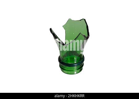 un éclat de verre vert.Col de bouteille cassé isolé sur fond blanc.Photo de haute qualité Banque D'Images