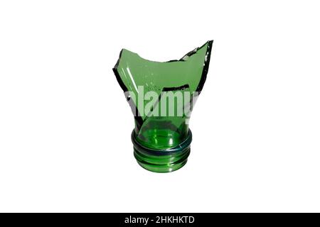 un éclat de verre vert.Col de bouteille cassé isolé sur fond blanc.Photo de haute qualité Banque D'Images