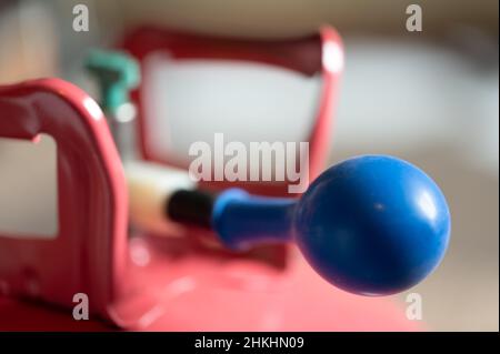 Accent sélectif sur le bord d'un ballon gonflable fixé à un réservoir d'hélium. Banque D'Images