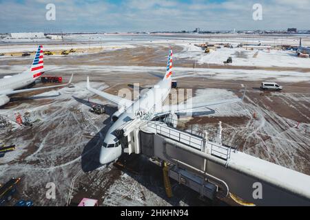 La glace et la neige fondent à l'aéroport international de Dallas fort Worth le 4th février 2022, après que Storm Landon a livré un coup d'hiver à la ville Banque D'Images