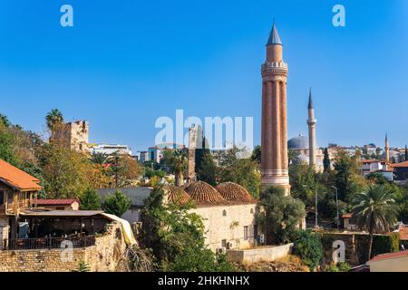 Antalya, Turquie - 15 novembre 2021 : vue générale sur les maisons de Kaleiçi, centre historique de la ville, avec Yivli minaret Saat kulesi horloge towe Banque D'Images