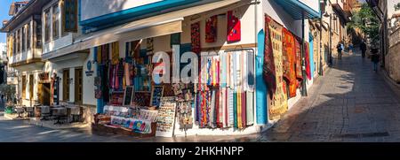 Antalya, Turquie - 15 novembre 2021 : place du marché et restaurant de rue à Kaleiçi - le centre historique de la ville Banque D'Images