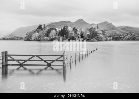 Noir et blanc belle exposition paysage image de Derwentwater regardant vers le pic de Catbells en automne en début de matinée Banque D'Images