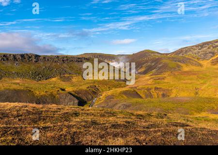 Randonnée jusqu'à la rivière thermale de Reykjavadalur Hot Spring en Islande Banque D'Images