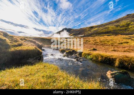 Randonnée jusqu'à la rivière thermale de Reykjavadalur Hot Spring en Islande Banque D'Images