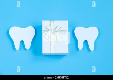 Bonne journée internationale du dentiste.Maquette en papier de dent et d'outil dentaire sur fond bleu.Concept de soins dentaires.Carte de vœux pour les vacances professionnelles Banque D'Images