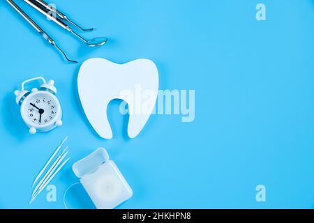 Bonne journée internationale du dentiste.Maquette en papier de dent et d'outil dentaire sur fond bleu.Concept de soins dentaires.Carte de vœux pour les vacances professionnelles Banque D'Images