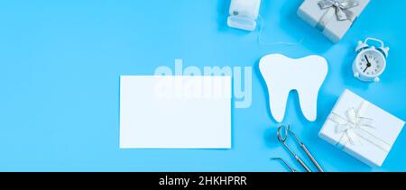 Bonne journée internationale du dentiste.Maquette en papier de dent et d'outil dentaire sur fond bleu.Concept de soins dentaires.Carte de vœux pour les vacances professionnelles Banque D'Images