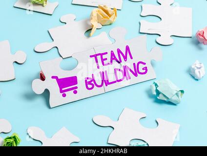 Légende conceptuelle Team Building. Aperçu des affaires types d'activités utilisées pour améliorer les relations sociales construire un modèle de scie sauteuse blanche non finie Banque D'Images