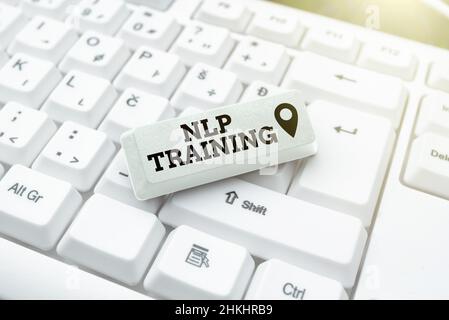 Légende présentant la formation NLP. Les mots d'approche commerciale ont une approche de puissance inclut le séminaire, le coaching, la formation et le conseil dactylographiant Nouvelle édition Banque D'Images