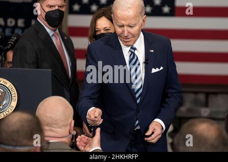 LE président AMÉRICAIN Joe Biden donne un stylo qu'il a utilisé pour signer un ordre exécutif sur les accords de travail de projet, à la section locale 5 d'IronWorkers, le 4 février 2022 à Upper Marlboro, Maryland.Cette entente permettra d'améliorer la rapidité, de réduire les coûts et d'améliorer la qualité des projets de construction fédéraux.Photo par Ken Cedeno/Sipa USA crédit: SIPA USA/Alay Live News Banque D'Images