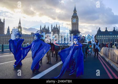 Londres, Royaume-Uni 4th février 2022.Manifestants sur le pont de Westminster.Les activistes ont défilé avec une baleine modèle de la place du Parlement jusqu'au siège de Shell à Londres pour protester contre la destruction des océans et de la faune océanique causée par la fracturation hydraulique, les forages, les levés sismiques et la pollution par les compagnies pétrolières.Credit: Vuk Valcic / Alamy Live News Banque D'Images