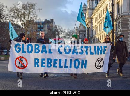 Londres, Royaume-Uni 4th février 2022.Manifestants sur la place du Parlement.Les activistes ont défilé avec une baleine modèle de la place du Parlement jusqu'au siège de Shell à Londres pour protester contre la destruction des océans et de la faune océanique causée par la fracturation hydraulique, les forages, les levés sismiques et la pollution par les compagnies pétrolières.Credit: Vuk Valcic / Alamy Live News Banque D'Images