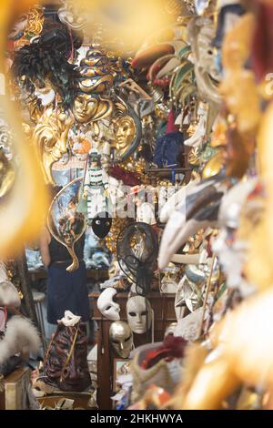 Collection de masques vénitiens dans une boutique Banque D'Images