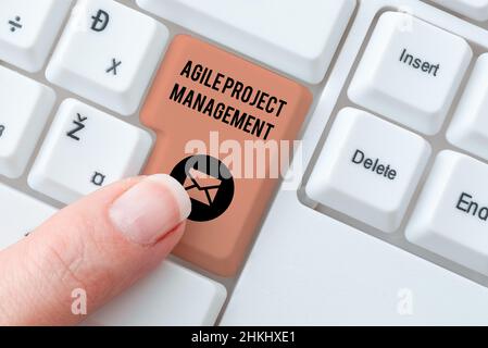 Légende présentant la gestion de projet Agile. Méthodologie de gestion de concept Internet de la technologie traditionnelle à la technologie moderne recherche de logiciels Banque D'Images