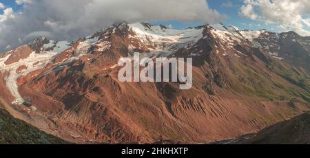 Le massif de Palla Bianca avec des sommets couverts de nuages et de glaciers à ses pieds au coucher du soleil, Alto Adige - Sudtirol, Italie.Palla Bianca est le deuxième haut Banque D'Images