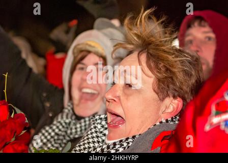 Un fan de football de Crimson Tide tient un bouguet de roses alors qu'elle attend de féliciter l'équipe pour la victoire du Championnat national, le 8 janvier 2010, en face de Banque D'Images