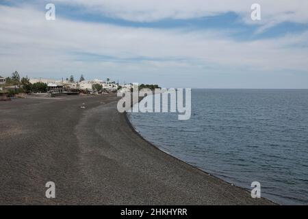 Vue panoramique sur la célèbre plage noire de Kamari à Santorini en Grèce Banque D'Images