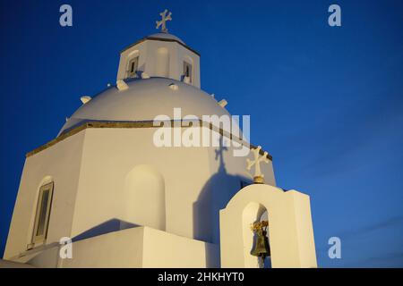 Vue sur une église grecque orthodoxe blanchie à la chaux à Fira Santorini Grèce au crépuscule Banque D'Images