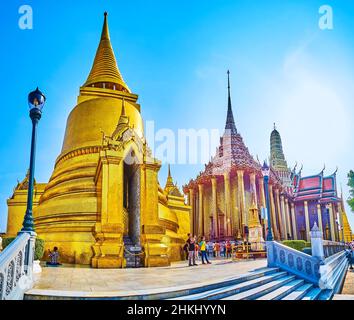 BANGKOK, THAÏLANDE - 12 MAI 2019 : pagode d'or Phra Siratana Chedi et Phra Mondop à haute flèche, le Grand Palais, le 12 mai à Bangkok, Thaïlande Banque D'Images