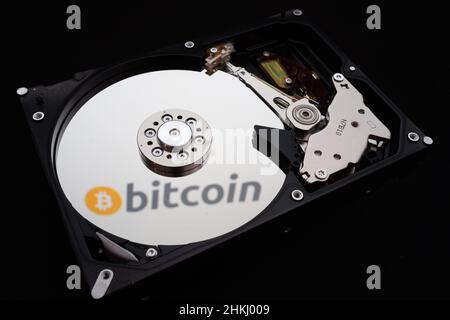 Logo Bitcoin reflété sur un disque dur démonté Banque D'Images