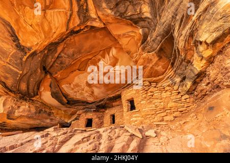 Légendaire ruine des toits déchus dans Road Canyon, monument national Bears Ears, Utah. Banque D'Images