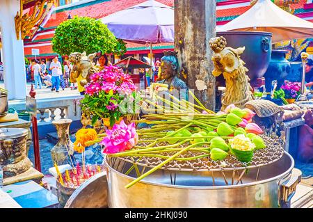 BANGKOK, THAÏLANDE - 12 MAI 2019 : les offrandes de fleurs dans l'autel extérieur à Ubosot dans le temple du Bouddha d'Émeraude au Grand Palais, le 12 mai à Bangkok, en Thaïlande Banque D'Images