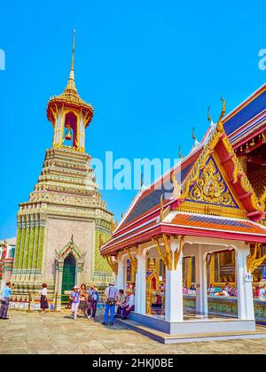BANGKOK, THAÏLANDE - 12 MAI 2019 : le clocher de Ho Rakhang à Ubosot, dans le complexe de Kaew de la guerre de Phra, Grand Palais, le 12 mai à Bangkok, Thaïlande Banque D'Images