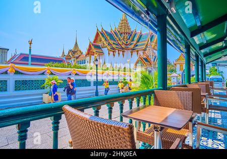 BANGKOK, THAÏLANDE - 12 MAI 2019 : détendez-vous dans un petit café du complexe Grand Palace avec vue sur le hall du Trône de Dusit Maha Prasat, le 12 mai à Bangkok, en Thaïlande Banque D'Images