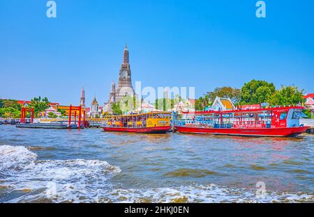 BANGKOK, THAÏLANDE - 12 AVRIL 2019 : les grands ferries touristiques à l'embarcadère à côté du temple Wat Arun, le 12 mai à Bangkok, Thaïlande Banque D'Images