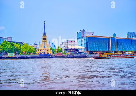 BANGKOK, THAÏLANDE - 12 MAI 2019 : la petite église Saint Rosaire voisine du centre commercial de la ville moderne de Bangkok, sur la rive de Chao Phraya ri Banque D'Images