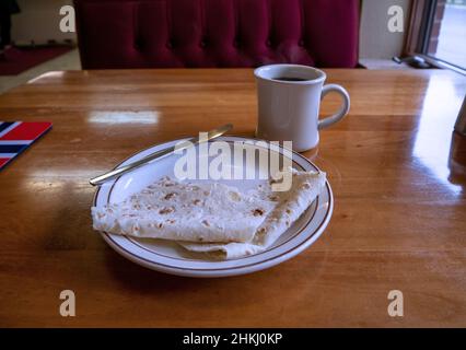 Assiette de restes scandinaves traditionnels et une tasse de café sur une table en bois Banque D'Images