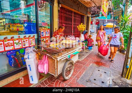 BANGKOK, THAÏLANDE - 12 MAI 2019: La trémie alimentaire avec des bananes friture dans les rues de Chinatown, le 12 mai à Bangkok, Thaïlande Banque D'Images