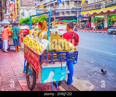 BANGKOK, THAÏLANDE - 12 MAI 2019: Les vendeurs à petite charrette offrent durian, l'un des fruits les plus populaires en asie, le 12 mai à Bangkok, Thaïlande Banque D'Images