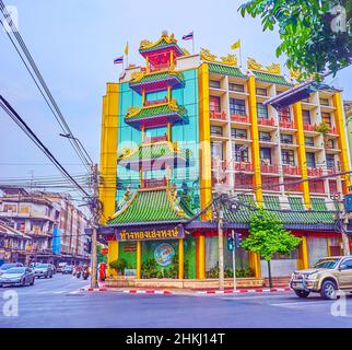 BANGKOK, THAÏLANDE - 12 MAI 2019 : le bâtiment pittoresque de Chinatown, décoré avec des toits de pagode chinois typiques sur sa façade, le 12 mai à Bangkok, T Banque D'Images