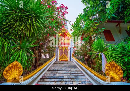 Les escaliers de Prang à Wat Chakrawathawawat Woramahawihan avec Nagas d'or sur les côtés, Bangkok, Thaïlande Banque D'Images