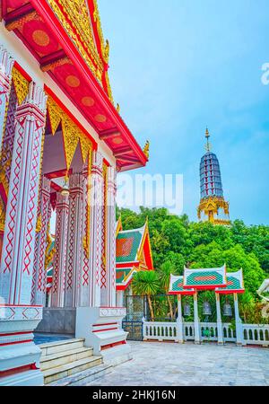 La colonnade du temple principal de Wat Chakrawatrachawat Woramahawihan et le pittoresque Prang dans une végétation luxuriante, Bangkok, Thaïlande Banque D'Images