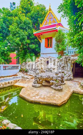 La petite piscine avec des crocodiles du temple Wat Chakkrawat à Bangkok, en Thaïlande Banque D'Images