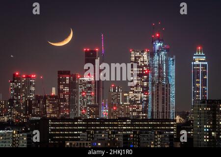 Londres, Royaume-Uni.4th févr. 2022.Météo au Royaume-Uni : le mouvement au-dessus de la ville voit un croissant de lune 16,3% cirant se fixer vers des bâtiments dans le sud-ouest de Londres.Credit: Guy Corbishley/Alamy Live News Banque D'Images