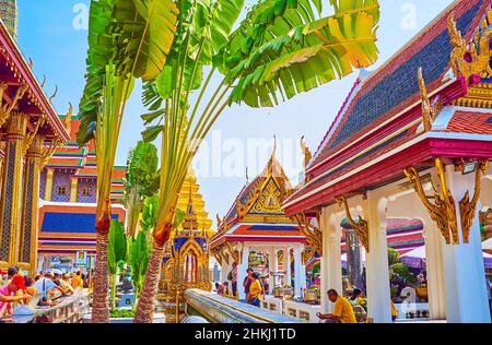 BANGKOK, THAÏLANDE - 12 MAI 2019 : à l'intérieur du temple du Bouddha d'Émeraude dans le Grand palais, le complexe religieux le plus sacré de la ville, le 12 mai à Bangkok, le th Banque D'Images