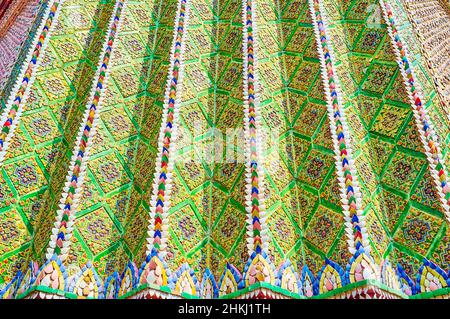 Carreaux de céramique aux motifs floraux sur le mur de la Tour de l'horloge dans le Grand Palais, à Bangkok, en Thaïlande Banque D'Images