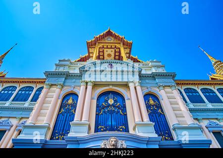 BANGKOK, THAÏLANDE - 12 MAI 2019 : la partie centrale du fasafe de Phra Thinang Chakri Maha Prasat du Grand Palais, le 12 mai à Bangkok, Thaïlande Banque D'Images