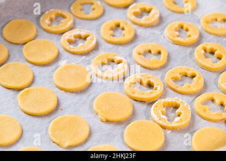 Biscuits au sucre en forme d'anges sur le papier de cuisson prêt pour la Saint-Valentin.Biscuits faits maison Banque D'Images